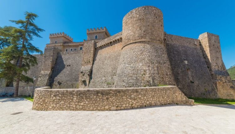 Castello Piccolomini a Celano | Turismo Viaggi Italia