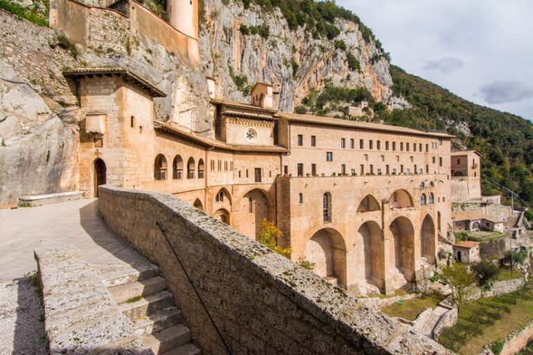 I Monasteri da vedere in Italia Guida su come visitarli