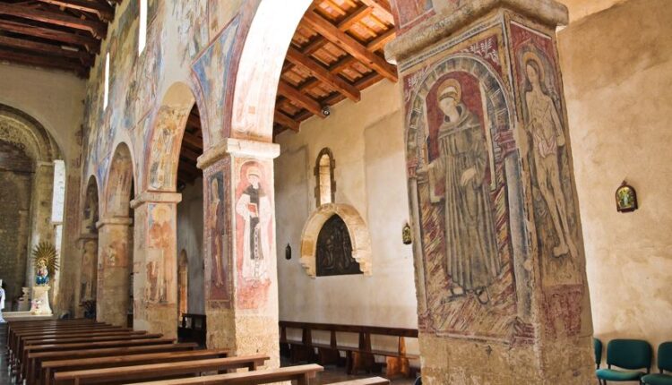 Santuario di Santa Maria Regina di Anglona (Affreschi interni) | Turismo Viaggi Italia