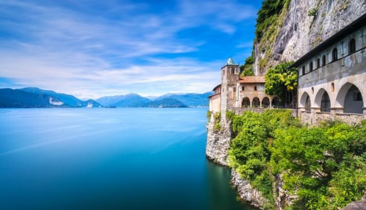 Il Lago Maggiore con l’Eremo di Santa Caterina del Sasso | Turismo Viaggi Italia