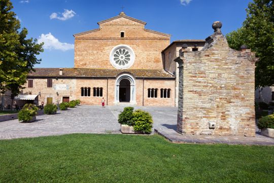 Abbazia di Chiaravalle di Fiastra nelle Marche | Turismo Viaggi Italia