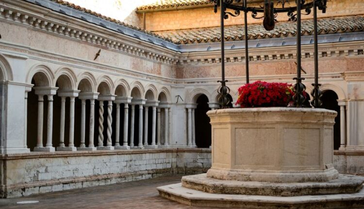 Abbazia di Santa Croce in Sassovivo | Turismo Viaggi Italia