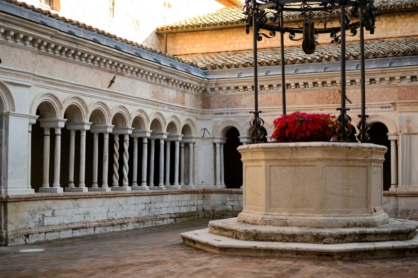 Abbazia di Santa Croce in Sassovivo | Turismo Viaggi Italia