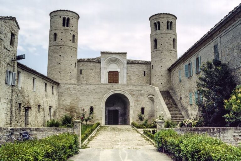 Chiesa di San Claudio al Chienti Turismo Viaggi Italia Chiesa di San Claudio al Chienti Turismo Viaggi Italia